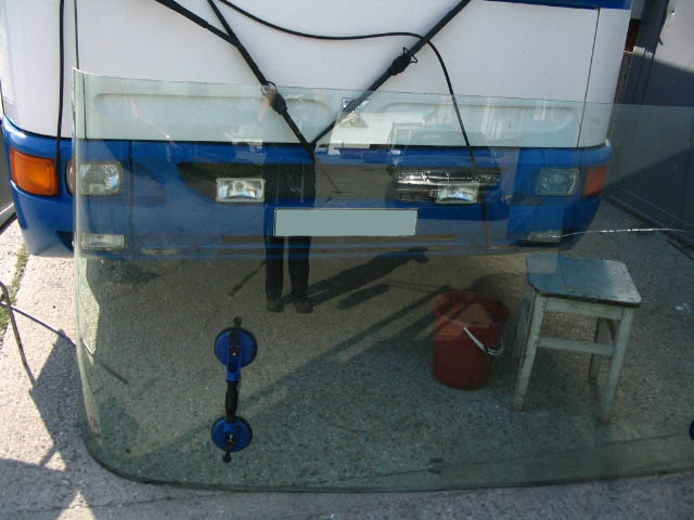 výměna čelního skla autobusu